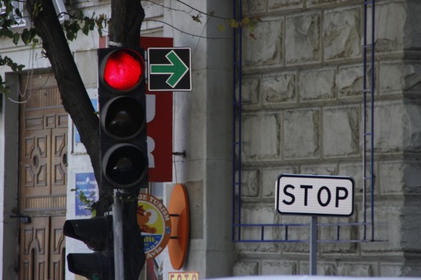 IMPORTANT pentru șoferi! Indicatoarele cu săgeată verde vor fi scoase în mai multe intersecții din Capitală